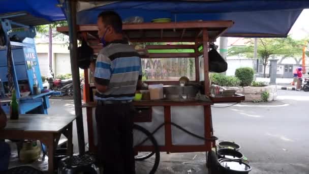 Sprzedawca Soto Rosół Przygotowuje Jedzenie Dla Swojego Klienta — Wideo stockowe