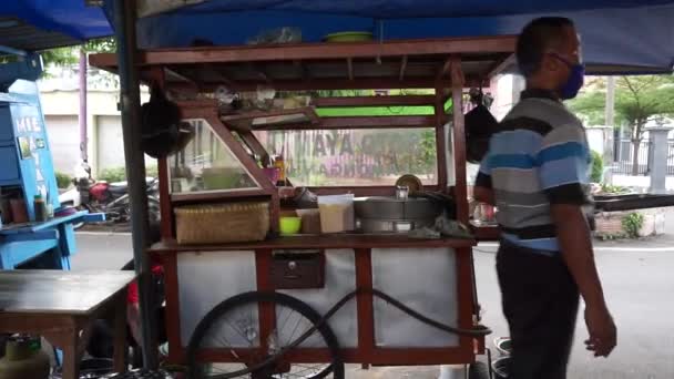 Penjual Soto Sup Ayam Menyiapkan Makanan Untuk Pelanggannya — Stok Video