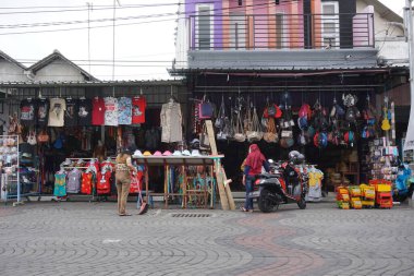 Karno 'nun kompleksindeki hediyelik eşya dükkanında.