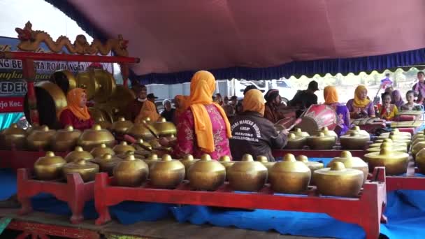 Javanese Kvinna Uppträda Scenen Sanggar Beach Bär Tyvärr Traditionell Trasa — Stockvideo