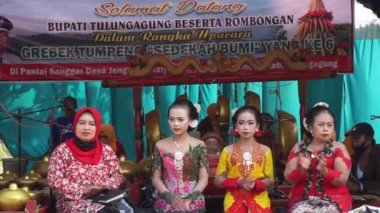 Sanggar Sahili 'nde Cava' lı bir kadın sahne alacak. Geleneksel giysiler giyiyorlar.