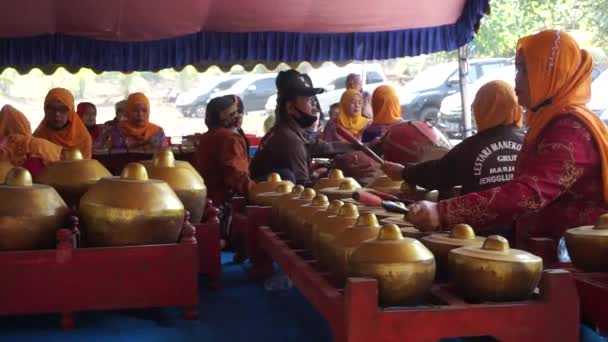 Mujer Javanesa Actuar Escenario Playa Sanggar Ellos Alaso Usar Tela — Vídeo de stock