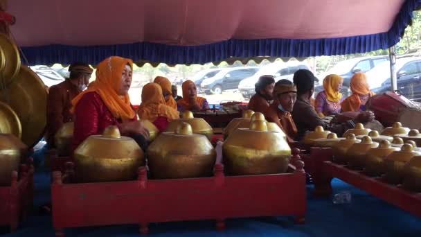 Javaanse Vrouw Treedt Het Podium Sanggar Beach Dragen Helaas Traditionele — Stockvideo
