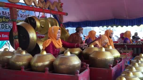 Javanese Kvinna Uppträda Scenen Sanggar Beach Bär Tyvärr Traditionell Trasa — Stockvideo