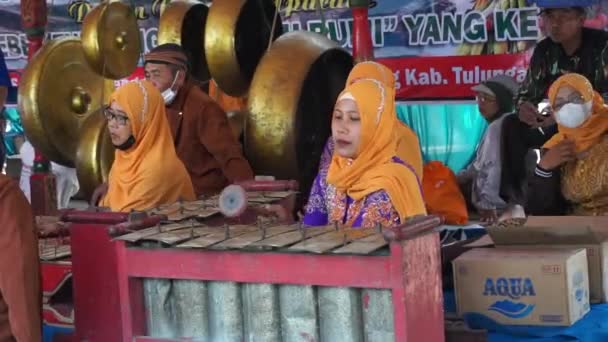 Wanita Jawa Tampil Atas Panggung Pantai Sanggar Mereka Alaso Memakai — Stok Video