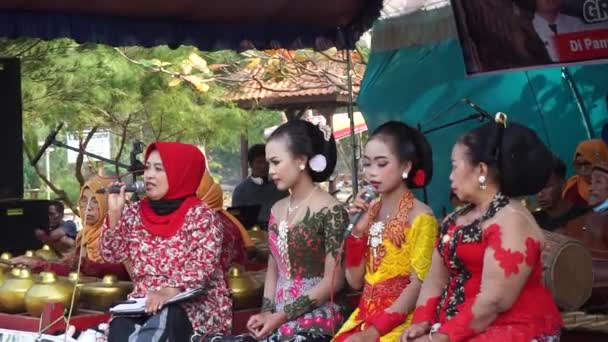 Mulher Javanesa Apresenta Palco Praia Sanggar Eles Alaso Usar Pano — Vídeo de Stock