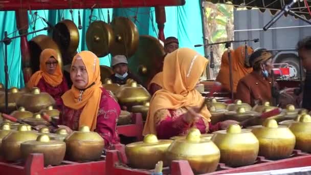 Javaanse Vrouw Treedt Het Podium Sanggar Beach Dragen Helaas Traditionele — Stockvideo