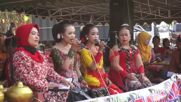 Javanese Woman Perform Stage Sanggar Beach Alaso Wear Traditional Cloth — Stock Video