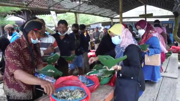 Ludzie Jedzą Razem Święto Dziękczynienia Ludzie Jedzący Sedekah Bumi Sanggar — Wideo stockowe