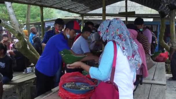 Folk Äter Tillsammans Javanese Thanksgiving Människor Äter Sedekah Bumi Sanggar — Stockvideo