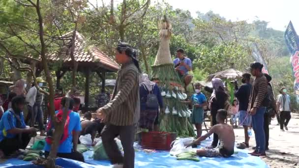 Menschen Arrangieren Gemüse Tumpeng Sayur Gemüsekegel Für Sedekah Bumi Javanische — Stockvideo