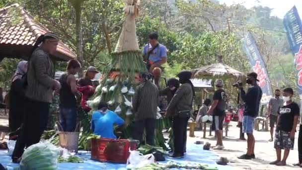 Mensen Regelen Groenten Tumpeng Sayur Plantaardige Kegel Maken Voor Sedekah — Stockvideo