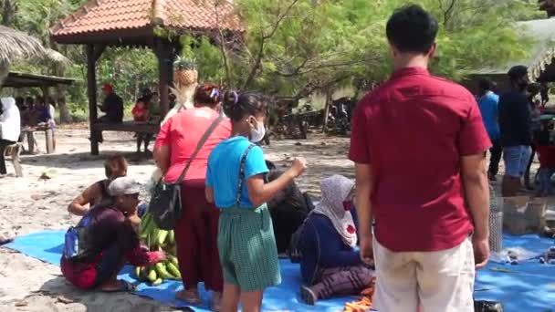 Lidé Uspořádat Zeleninu Aby Tumpeng Sayur Zeleninový Kornout Pro Sedekah — Stock video