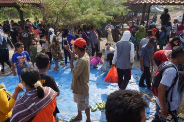 Sanggar Plajı 'ndaki kalabalık Sedekah Bumi' yi (Java Şükran Günü) kutluyor.