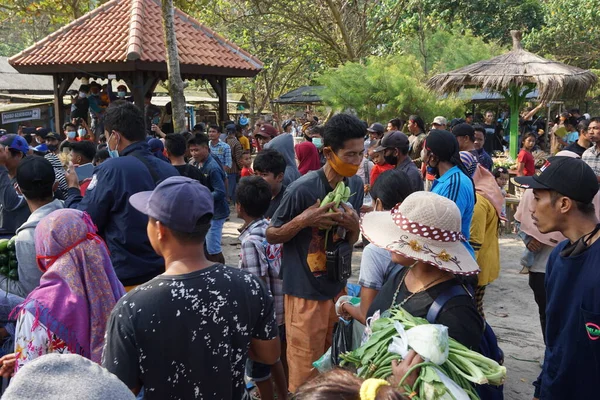 Gente Abarrotada Celebrando Sedekah Bumi Javanese Thanksgiving Sanggar Beach — Foto de Stock