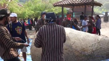 Sanggar Plajı 'ndaki kalabalık Sedekah Bumi' yi (Java Şükran Günü) kutluyor.