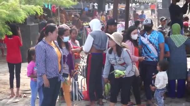 Overvolle Mensen Vieren Sedekah Bumi Javaanse Dankzegging Sanggar Beach — Stockvideo