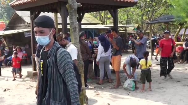 Overvolle Mensen Vieren Sedekah Bumi Javaanse Dankzegging Sanggar Beach — Stockvideo