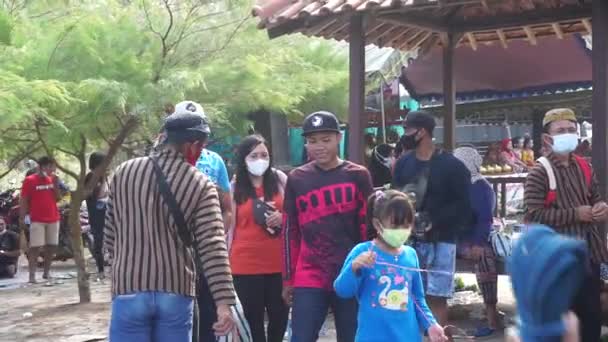 Fyllda Människor Firar Sedekah Bumi Javanese Thanksgiving Sanggar Beach — Stockvideo