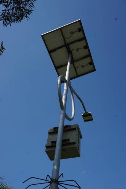 Gökyüzü arkaplanlı güneş hücresi