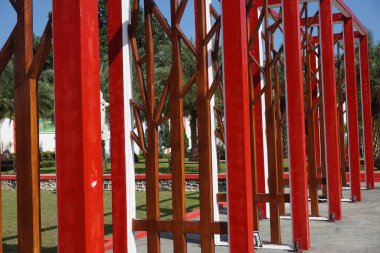 Doğal arka planı olan modern kırmızı çit.