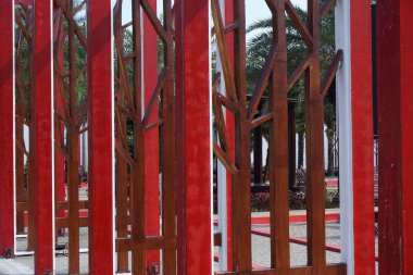 Doğal arka planı olan modern kırmızı çit.