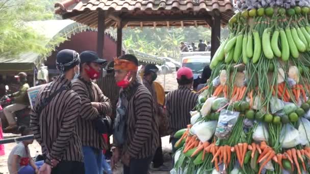Люди Рядом Конусом Овощей Церемонии Седека Буми Яванский День Благодарения — стоковое видео