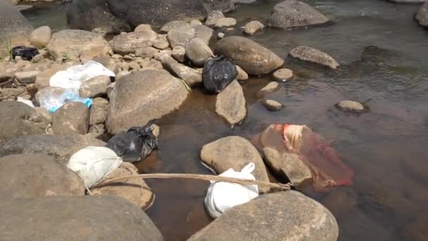 Spazzatura Nel Fiume Con Sfondo Roccioso — Video Stock