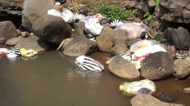 Lixo Rio Com Fundo Rocha — Vídeo de Stock