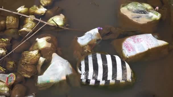 Les Ordures Dans Rivière Avec Fond Rocheux — Video