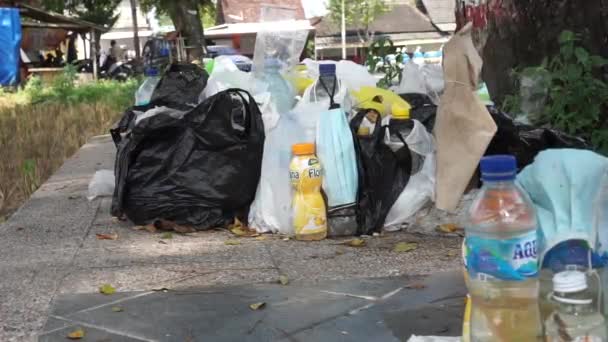 Basura Con Fondo Natural — Vídeos de Stock