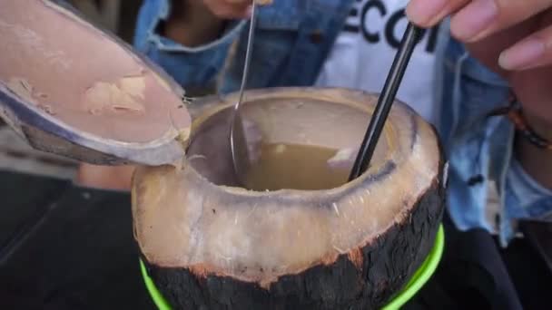 Geroosterde Jonge Kokosnoot Met Een Natuurlijke Achtergrond Indonesisch Noemen Het — Stockvideo