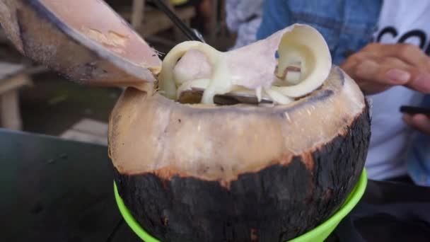 Giovane Cocco Arrosto Con Uno Sfondo Naturale Indonesiano Chiamano Degan — Video Stock