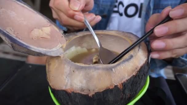 具有自然背景的烤小椰子 印度尼西亚人称它为Degan Bakar 并将其用作传统医学 配上丁香 柠檬草 生姜和香料 — 图库视频影像
