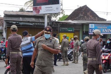 İnsanlar posterle protesto ediyor. Poster, hükümetin yumurta fiyatlarını yükseltmesi demekse...