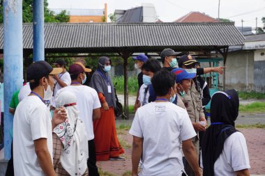 İnsanlar posterle protesto ediyor. Poster, hükümetin yumurta fiyatlarını yükseltmesi demekse...