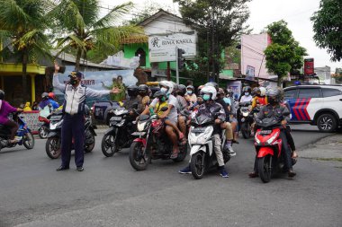 Ulaştırma Bakanlığı memuru yol trafiğini düzenler.