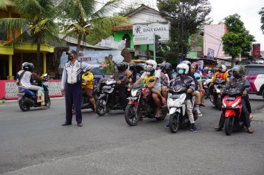 Ulaştırma Bakanlığı memuru yol trafiğini düzenler.
