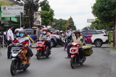 Ulaştırma Bakanlığı memuru yol trafiğini düzenler.