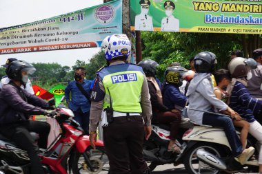 Ulaştırma Bakanlığı memuru yol trafiğini düzenler.