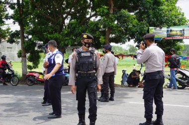 Ulaştırma Bakanlığı memuru yol trafiğini düzenler.