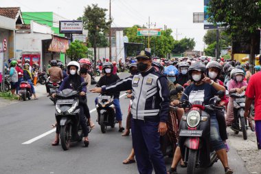 Ulaştırma Bakanlığı memuru yol trafiğini düzenler.