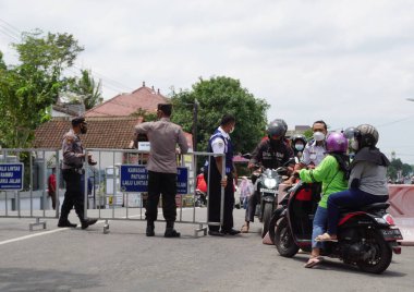 Ulaştırma Bakanlığı memuru yol trafiğini düzenler.