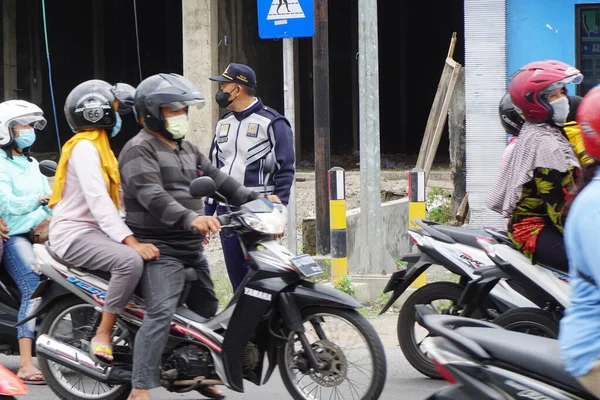 Ulaştırma Bakanlığı Memuru Yol Trafiğini Düzenler — Stok fotoğraf