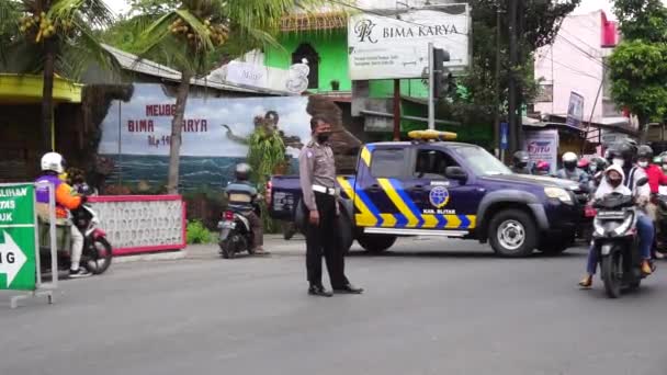 Oficial Del Departamento Transporte Regula Tráfico Por Carretera — Vídeos de Stock