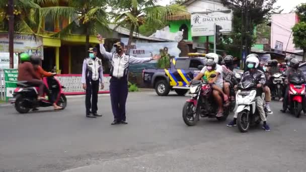 Ulaştırma Bakanlığı Memuru Yol Trafiğini Düzenler — Stok video