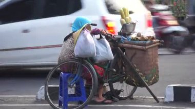 Tatlı mısırcı yan yolda