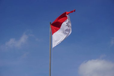 Gökyüzü arkaplanlı kırmızı ve beyaz bayrak