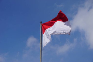 Gökyüzü arkaplanlı kırmızı ve beyaz bayrak