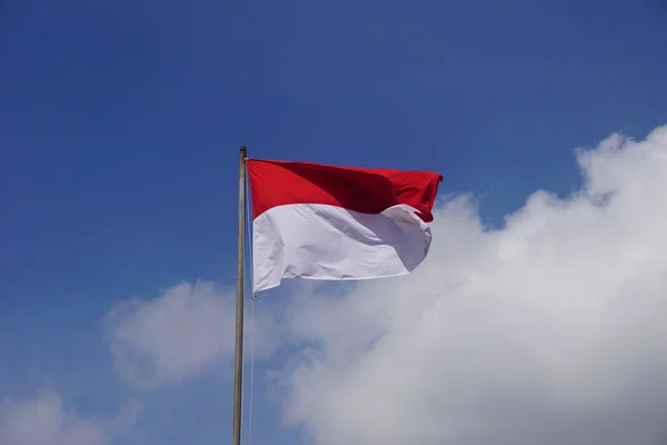 Bendera Merah Dan Putih Dengan Latar Langit — Stok Foto